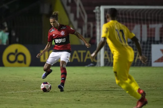 Willian Arão em ação pelo Flamengo durante o jogo contra o Madureira no Campeonato Carioca de 2021