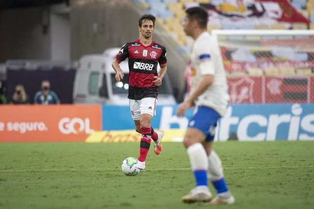 Zagueiro Rodrigo Caio em ação pelo Flamengo na partida contra o Bahia no estádio do Maracanã
