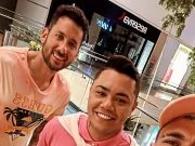 Arrascaeta posta vídeo ao lado de cantor famoso indo assistir o filme da Barbie