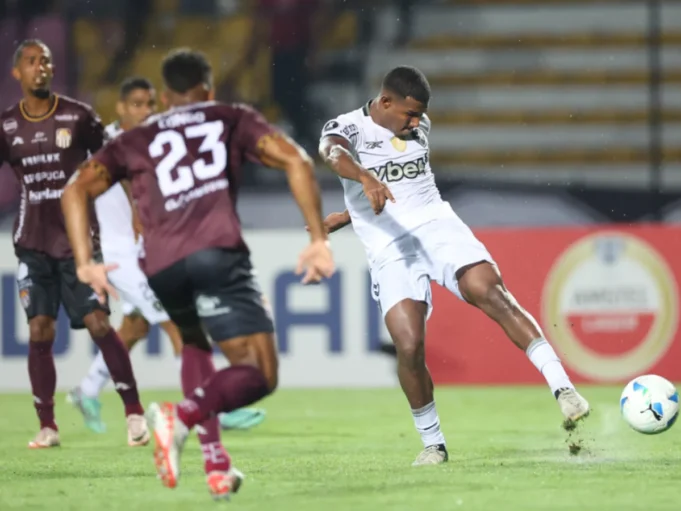 Com gol no fim, Botafogo vence o Carabobo e respira na Libertadores