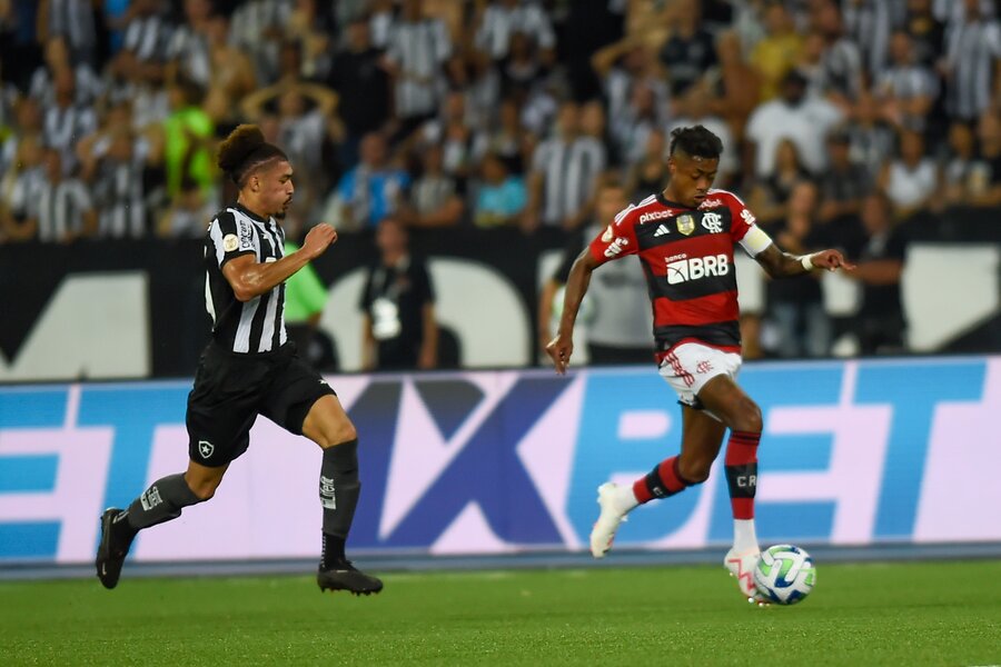 Em jogo movimentado, Flamengo vence o Botafogo por 2 a 1 pelo Brasileirão