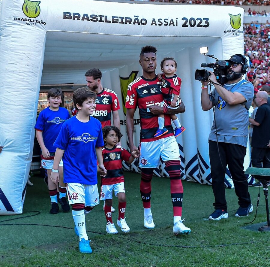 Gabigol e Matheus Cunha no último jogo. Na primeira imagem, o