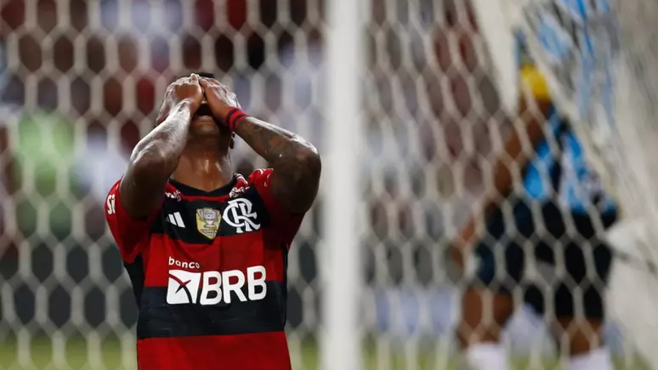 Wesley leva o terceiro amarelo e desfalca o Flamengo no jogo da volta  contra o Grêmio