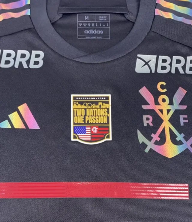 Terceira camisa do Flamengo já com o patch personalizado para os jogos nos EUA