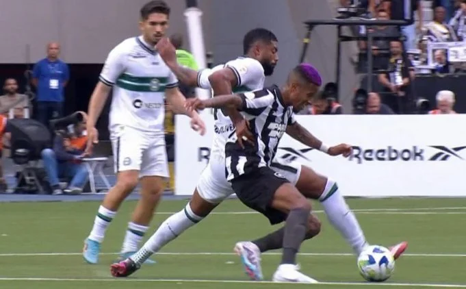 Gol anulado do Coritiba contra o Botafogo deixa claro erro contra o Flamengo