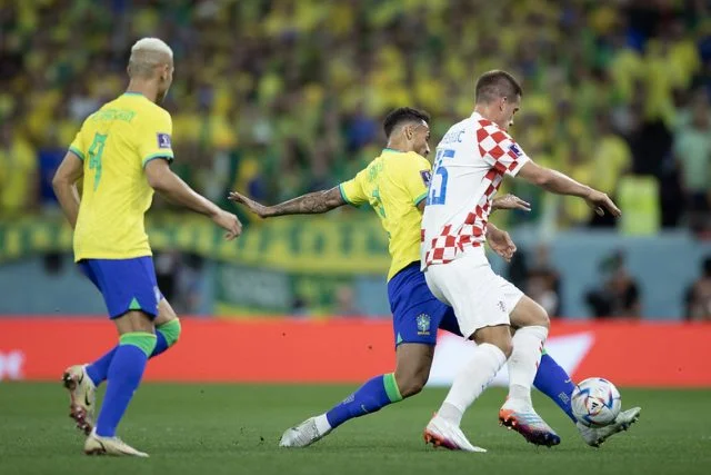 Danilo e Richarlison em ação pela Seleção Brasileira contra a Croácia na Copa do Mundo
