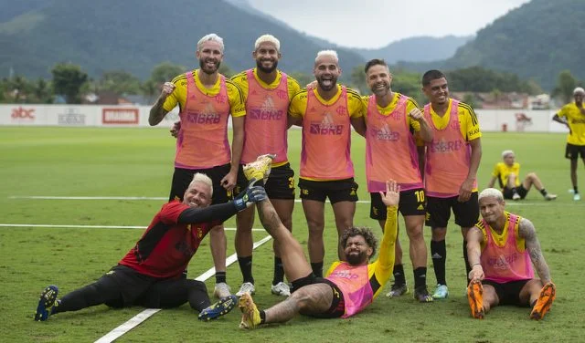 Gabigol e João Gomes imitam 'câimbra' de Diego Alves em treino do Flamengo