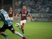Meia do Flamengo recebe proposta da Arábia mas diretoria recusa