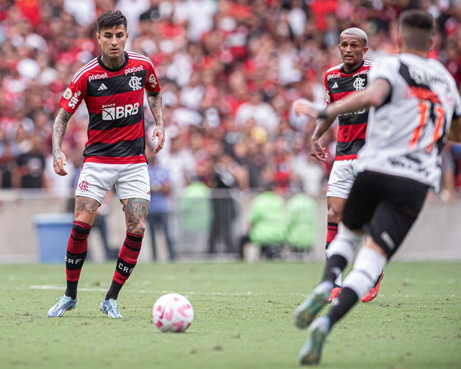 Wesley leva o terceiro amarelo e desfalca o Flamengo no jogo da volta  contra o Grêmio