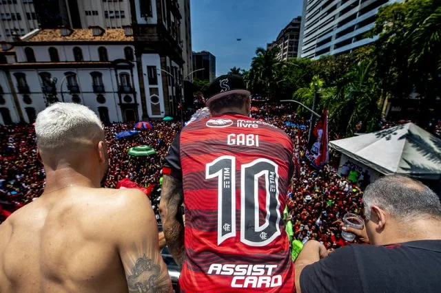 Gabigol comemora títulos da Libertadores e da Copa do Brasil com a torcida