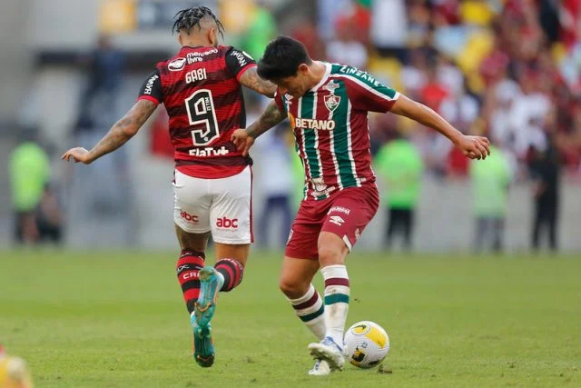 Gabigol e Cano disputam bola em clássico entre Flamengo e Fluminense
