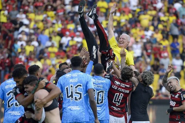 jogadores do Flamengo comemoram título da Libertadores 2022 com Dorival Júnior
