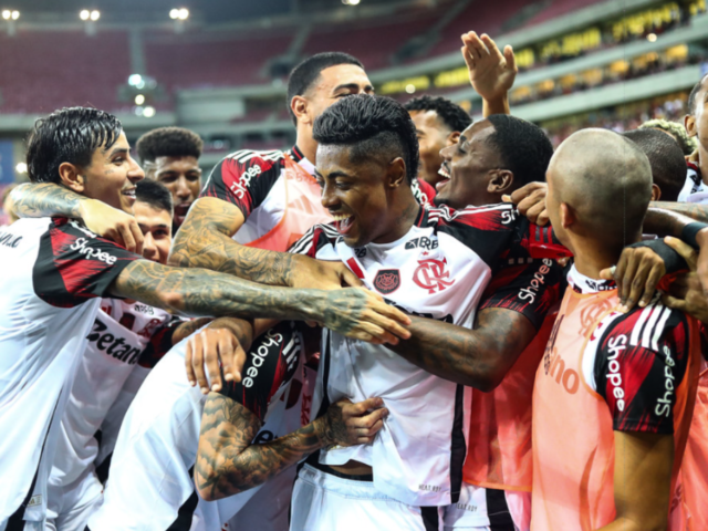 jogadores do Flamengo comemorando