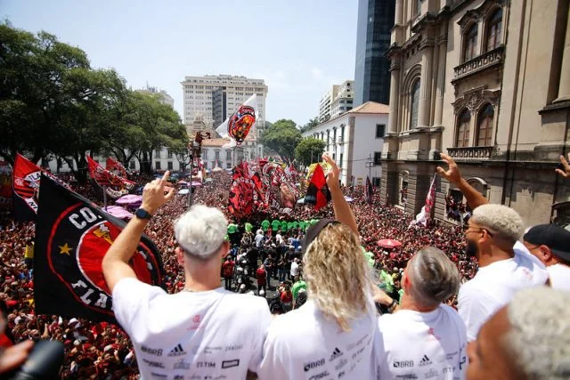 Jogadores do Flamengo comemoram títulos de 2022 com a torcida rubro-negra no Rio de Janeiro