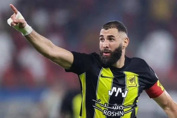 Benzema paga caminhão de dinheiro e compra carro luxuoso
