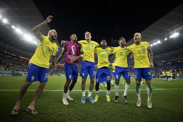 jogadores do Brasil comemoram classificação para as quartas de final da Copa do Mundo