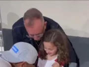 Vídeo: Neymar faz a alegria de torcedora mirim do Flamengo e reage quando torcedor diz que ele vai atuar pelo Vasco
