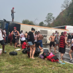 Ônibus com torcedores do Flamengo sofre acidente a caminho da Argentina