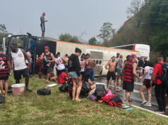 Ônibus com torcedores do Flamengo sofre acidente a caminho da Argentina
