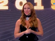 Convidada pela CBF, Paolla Oliveira se atrapalha durante a premiação do Campeonato Brasileiro e web não perdoa; assista