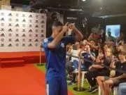 Vídeo: Gafe de locutor com Pedro Rocha rouba cena em desfile de uniformes do Flamengo