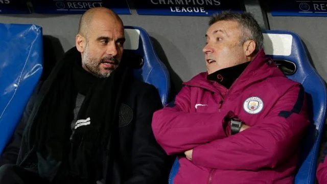 pep-guardiola-e-o-auxiliar-domenec-torrent-durante-jogo-do-manchester-city-pela-liga-dos-campeoes