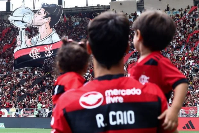 rodrigo-caio-bandeirao-flamengo-despedida (1)