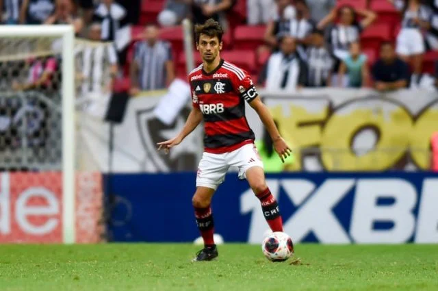 Rodrigo Caio em ação pelo Flamengo contra o Botafogo