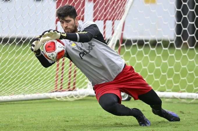 Rossi define futuro no Flamengo após tentativa de assalto