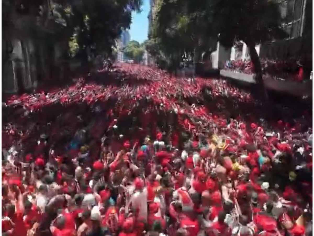 rubro-negros acompanham trio elétrico do Flamengo em comemoração de título da Libertadores