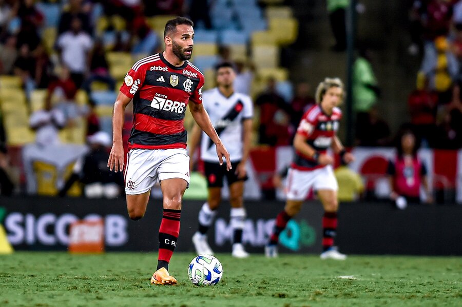 Rossi aproveita oportunidade, ganha sequência no Flamengo e não