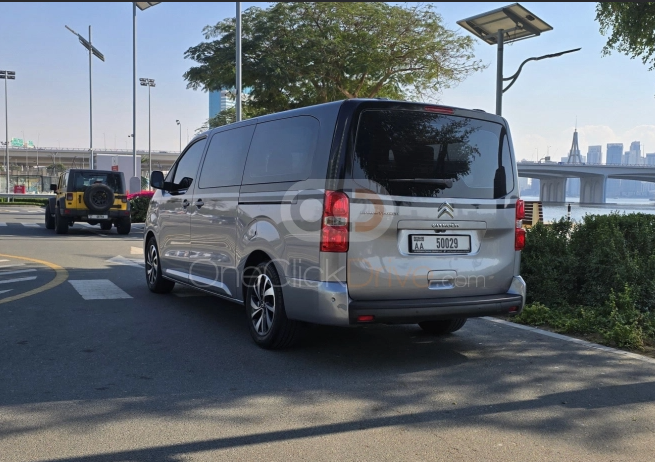 Experimente o Dubai com o máximo conforto através de carros de luxo com motorista e opções flexíveis de aluguer mensal