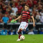 Viña é sincero sobre disputa por posição no Flamengo de Filipe Luís