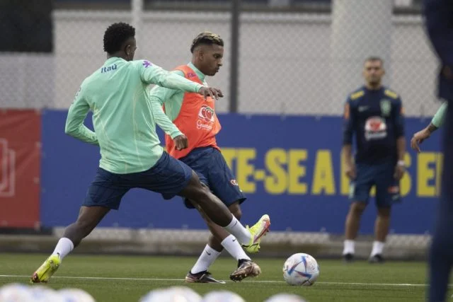 Vinícius Júnior e Rodrygo em treinamento da Seleção Brasileira para a Copa do Mundo